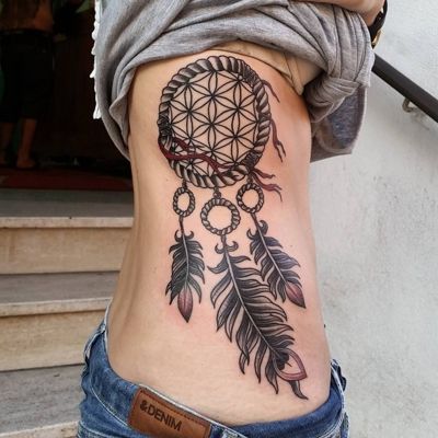  Tatouage attrape rêve avec trois grandes plumes sur les côtes